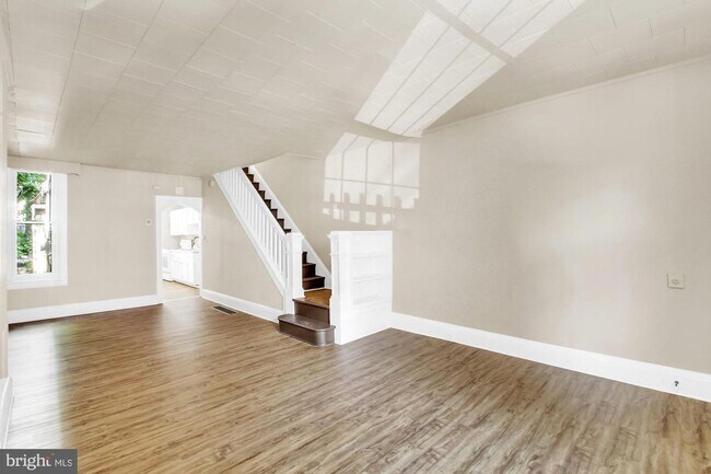 Building Photo - Spacious 3 Bedroom, 1 Bath Home in Harrisburg, Pa!