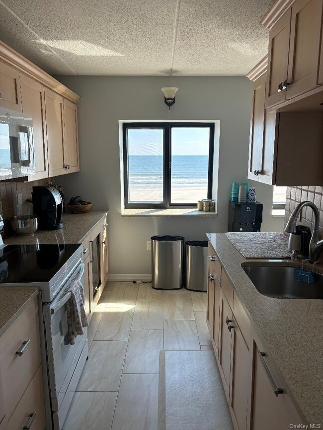 Building Photo - 750 W Broadway