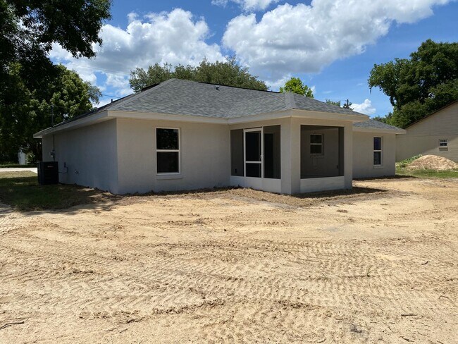 Building Photo - Desirable SE Ocala Neighborhood 3/2/2 **Won't Last**