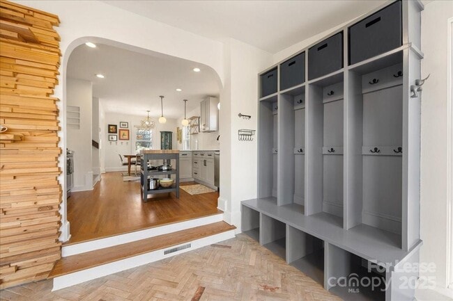 Building Photo - 5712 Oak Dr