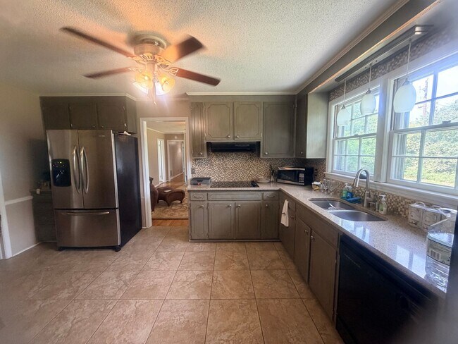 Building Photo - 839 Malibu Dr