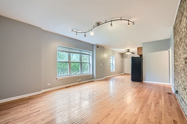 Building Photo - 4736 S St Lawrence Ave
