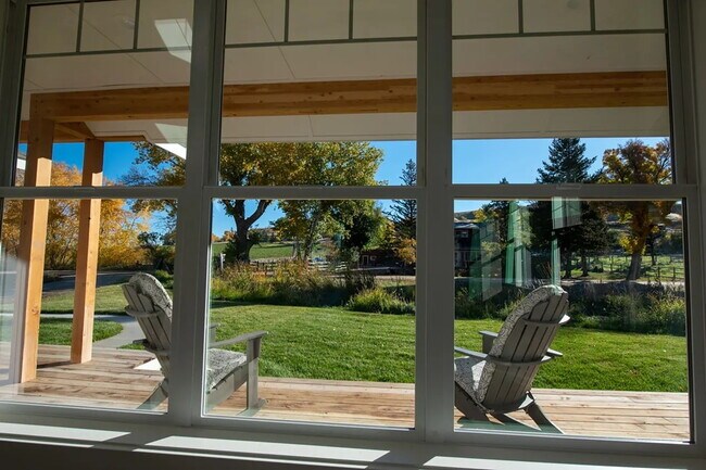 Building Photo - Beautiful and Spacious 3 Bed, 2.5 Bath Hom...