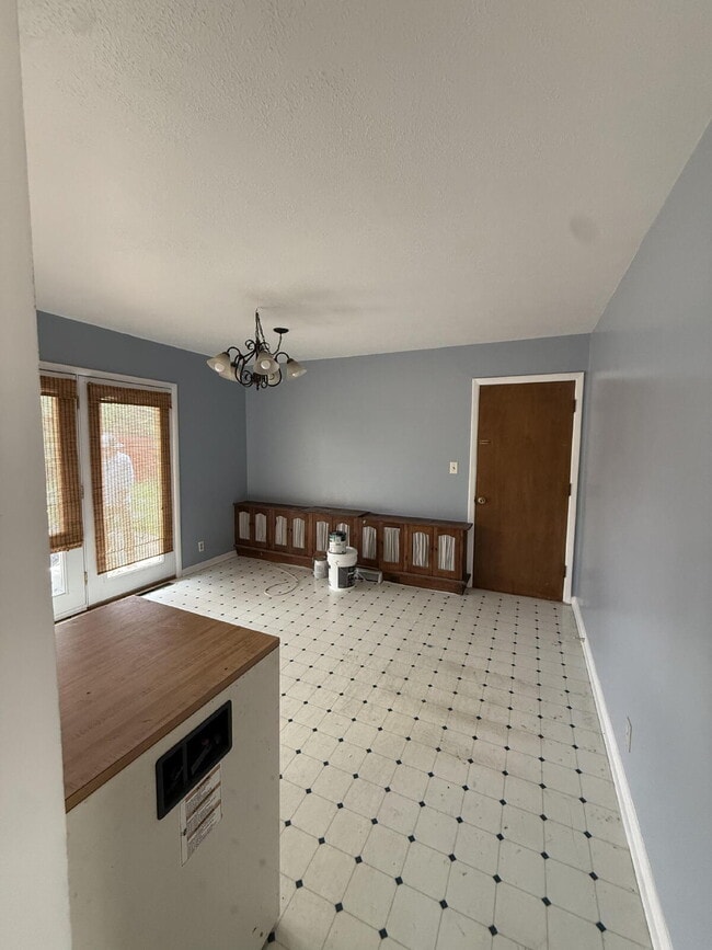 Building Photo - Charming Home Available Now!