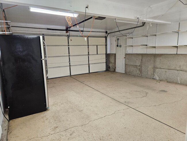 Building Photo - Beautiful 3 Bedroom/2.5 Bathroom in Midvale