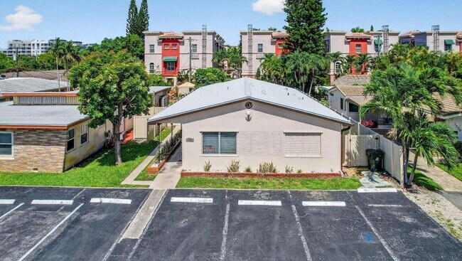 Building Photo - 1037 N Victoria Park Rd