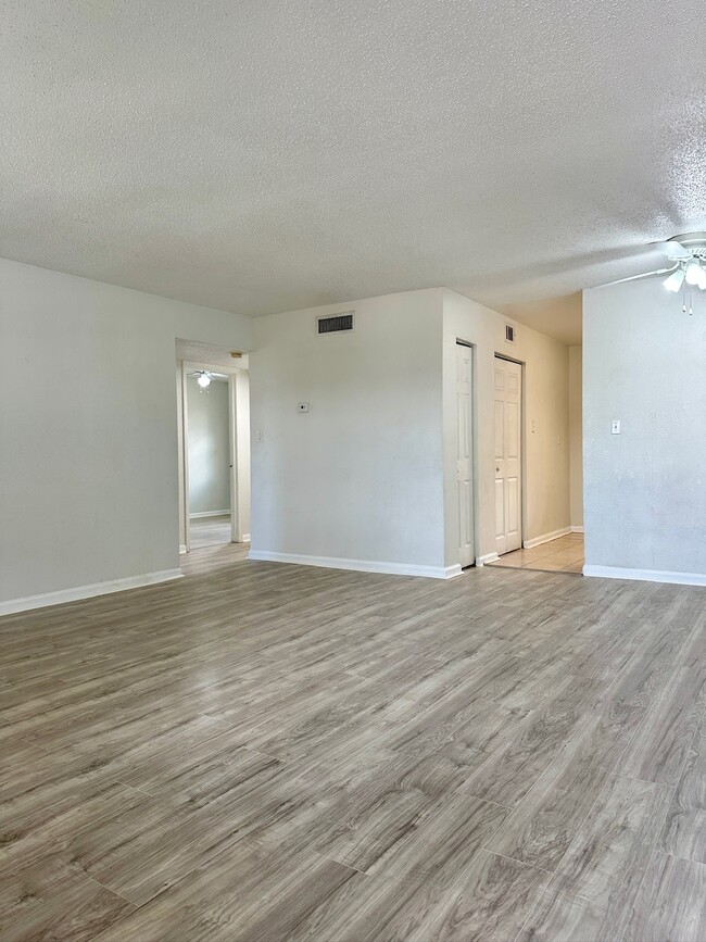 Building Photo - 203 Pine Tulip Ct