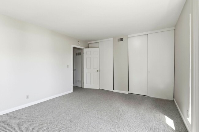 Building Photo - Sunset Park Townhouse Available for Rent!