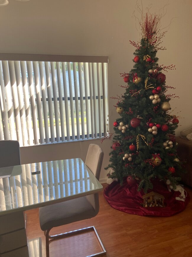 Building Photo - 9641 Riverside Dr