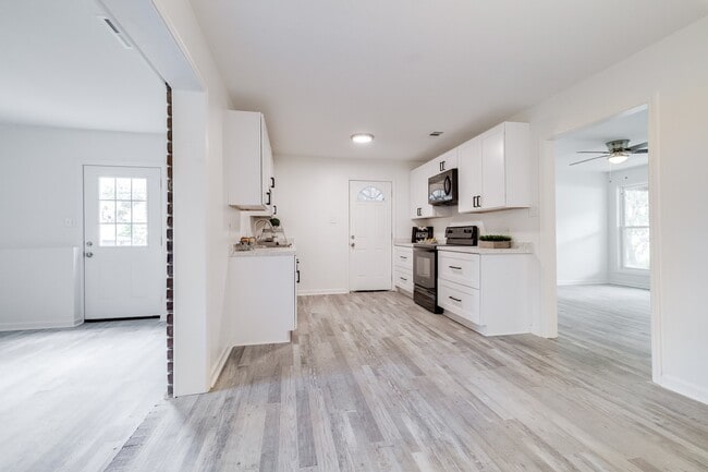 Building Photo - 925 Staley Ave