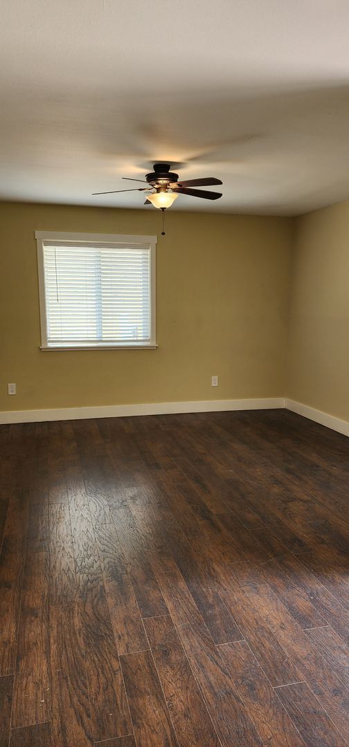 Building Photo - 882