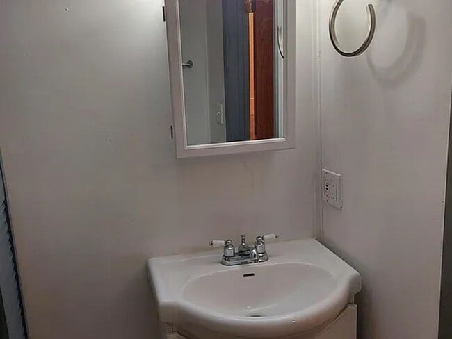 Building Photo - 2 bed 1 bath house with garage