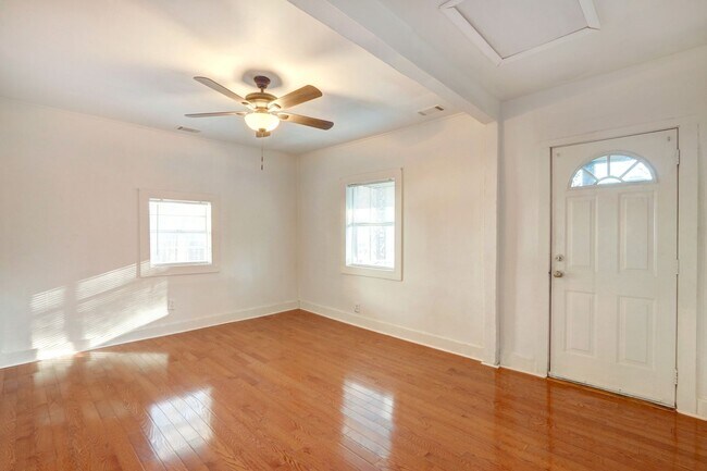 Building Photo - Cute Bungalow - great yard - Two Bedroom
