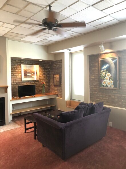 Building Photo - 3313 N Clark St