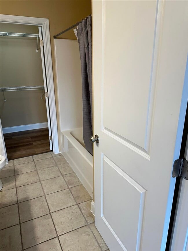 Building Photo - 226 Spg Crk Ave