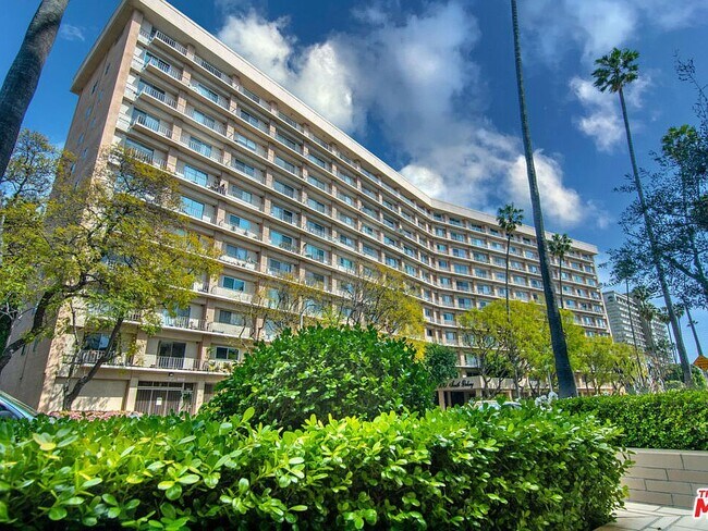 Building Photo - 100 S Doheny Dr