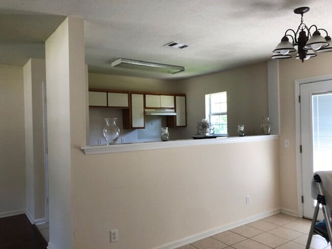 Building Photo - Cozy Home