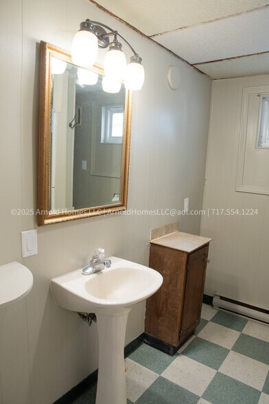 Full Bathroom - 1024 W Trindle Rd