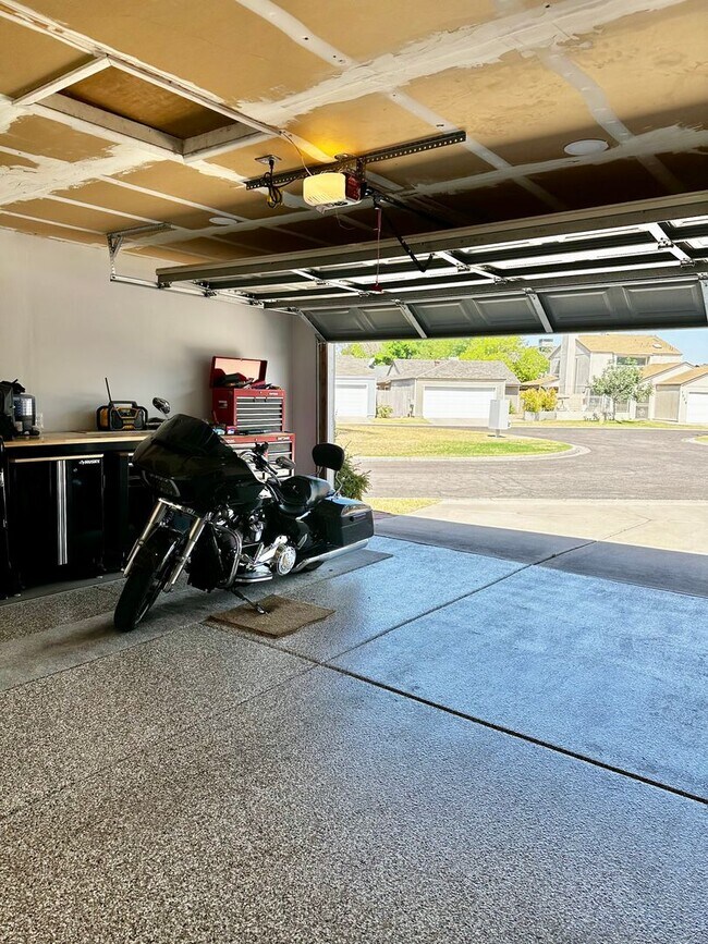 Building Photo - UPDATED 3 BEDROOM 2 BATHROOM CONVENIENTLY ...