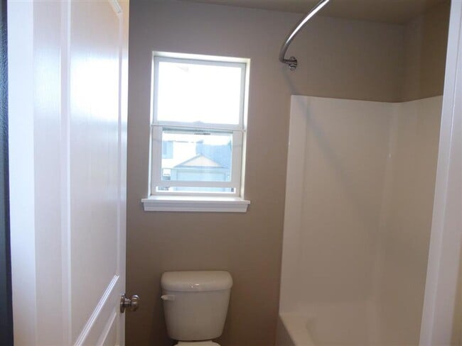 Building Photo - 2845 NE Aldrich Ave