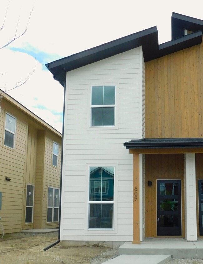 Building Photo - 605 Holstein Wy