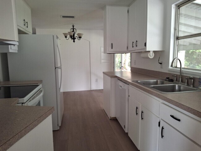 Building Photo - 103 Catalina Cir