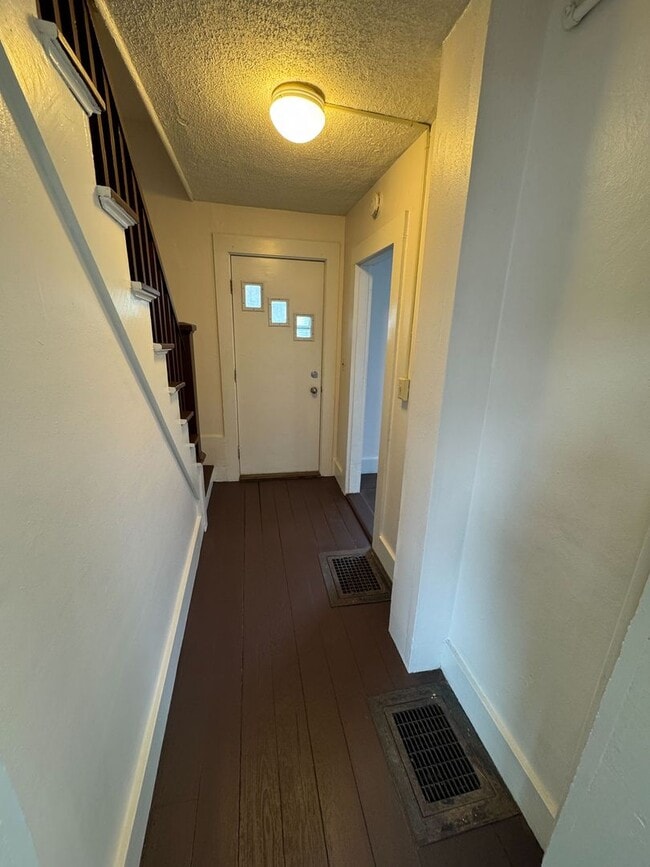 Building Photo - Cozy 2-Bedroom House with Heat Included