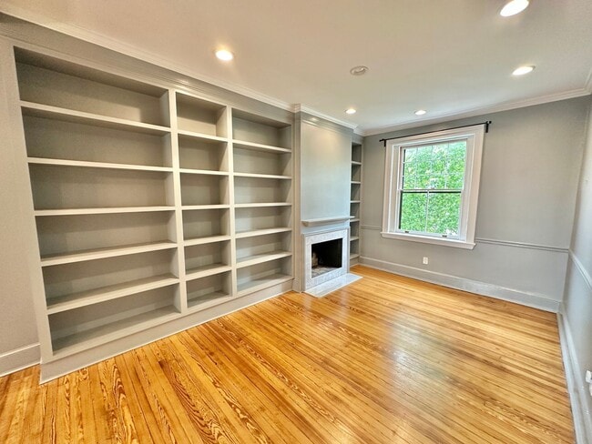 Building Photo - Historic Georgetown Sunny 2 Bedroom 1.5 Ba...