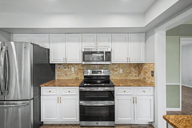 Building Photo - "Spacious 4-Bedroom Oasis with 4 Full Baths in Prime Englewood Location – 3306 Sq. Ft. of Comfort...