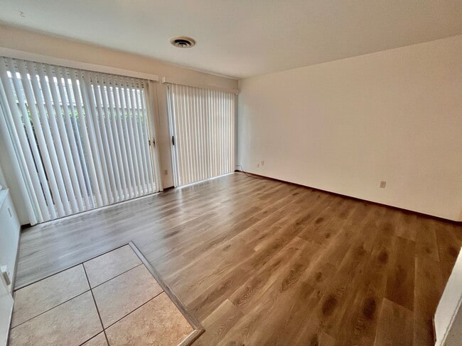 Building Photo - 3 Bedroom 2 Bath Duplex for Rent!