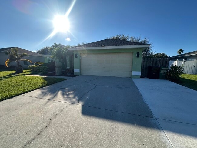 Building Photo - 1374 SE Concha St