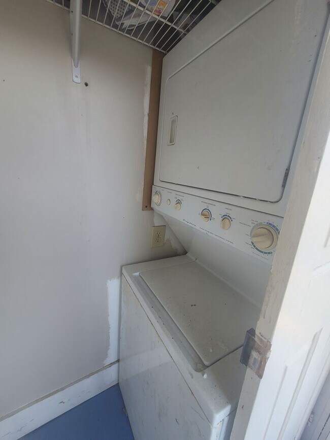 Building Photo - Charming Cottage - minutes from the Seawall