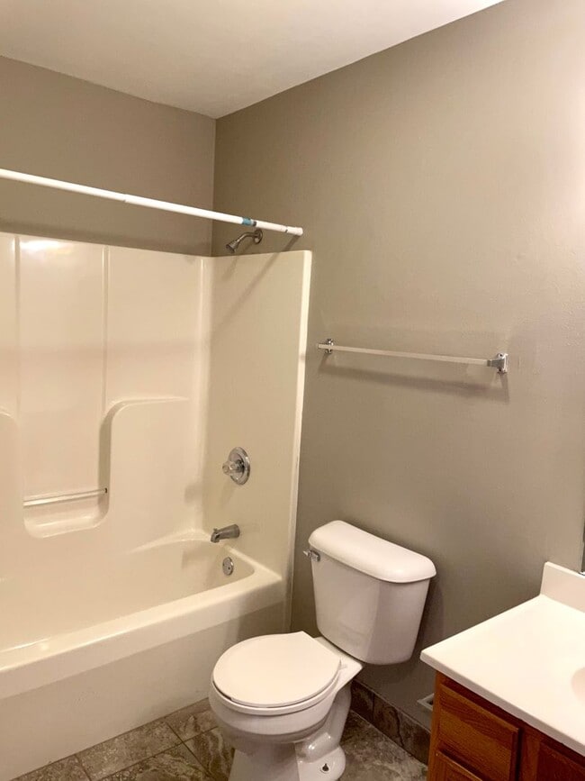 Building Photo - Spacious 3 bed/2 bath - walk to campus!