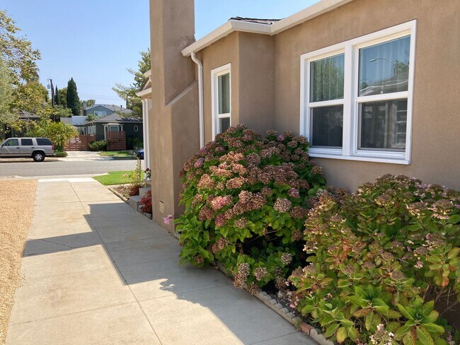 Building Photo - Santa Monica 3bd 2ba