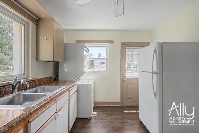 Building Photo - 2550 Woodland Dr