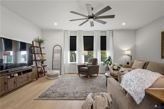 Building Photo - Like new 3 level townhome with garage convenient to Hancock Village