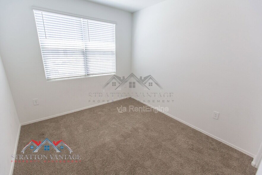 Building Photo - 1330 W Hess Ave