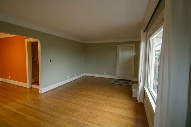 Building Photo - Beautiful Maple Leaf Home