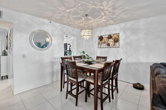 Building Photo - 14527 Bonaire Blvd