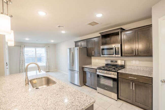 Building Photo - 4 bed/2 bath!