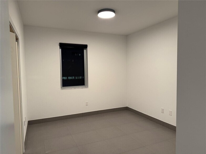 Building Photo - 1060 Brickell Ave