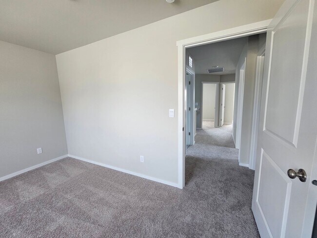Building Photo - Stunning 4-Bedroom Pet-Friendly Home for L...