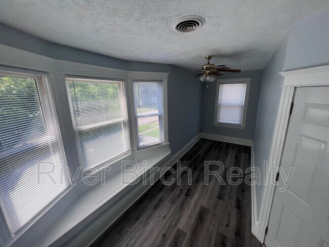 Building Photo - 457 W Lawrence Ave