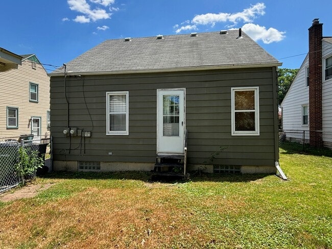 Building Photo - 581 Flowerdale St