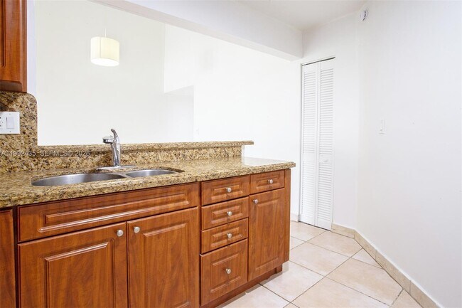 Building Photo - 9441 Fontainebleau Blvd