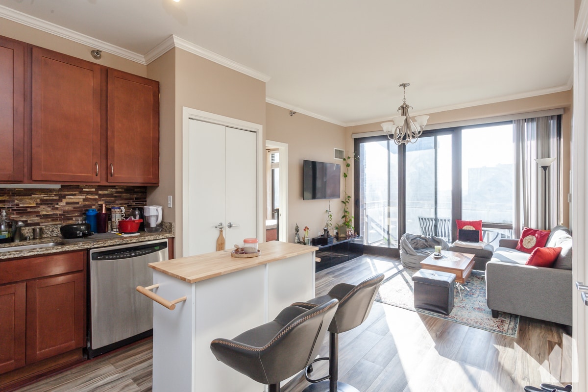 Building Photo - 1 E 8th St