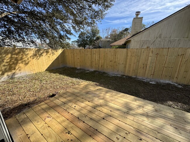 Building Photo - Fort Caroline Lakes