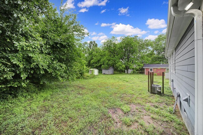 Building Photo - Beautiful Brick Home With Large Driveway