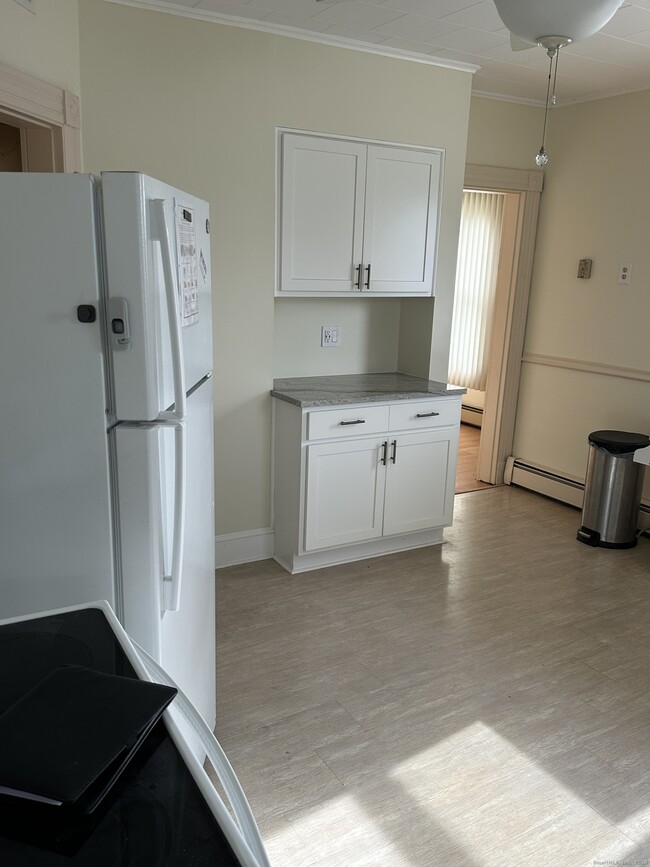 Building Photo - 421 Main St