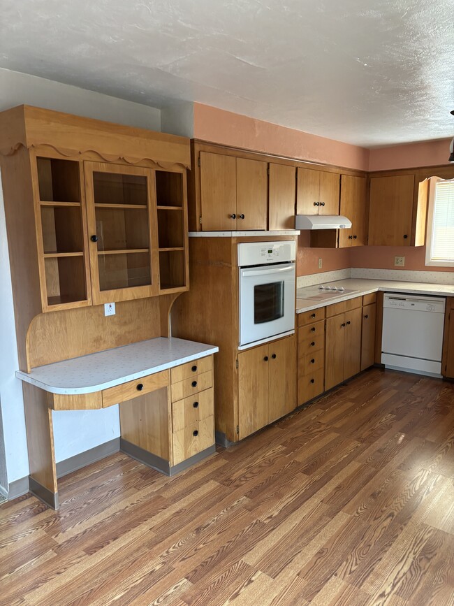 Building Photo - Cottage St Triplex